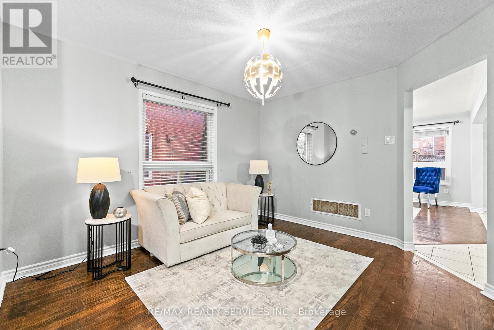 120 Bushmill Circle, Brampton, ON - Indoor Photo Showing Living Room