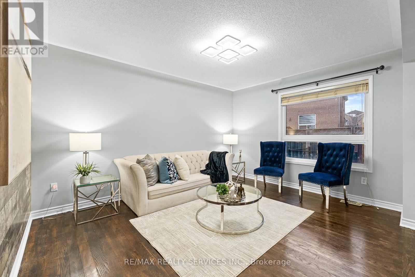 120 Bushmill Circle, Brampton, ON - Indoor Photo Showing Living Room