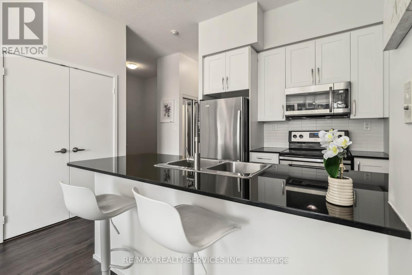 404 - 4065 Brickstone Mews, Mississauga, ON - Indoor Photo Showing Kitchen With Stainless Steel Kitchen With Double Sink With Upgraded Kitchen