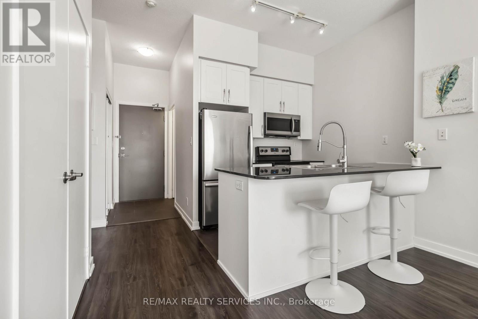 404 - 4065 Brickstone Mews, Mississauga, ON - Indoor Photo Showing Kitchen With Stainless Steel Kitchen With Upgraded Kitchen