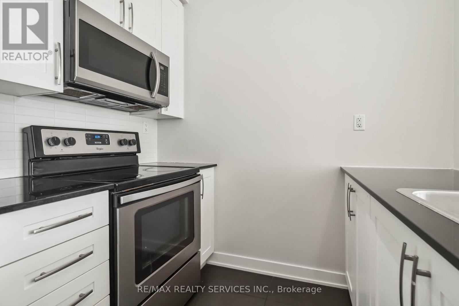 404 - 4065 Brickstone Mews, Mississauga, ON - Indoor Photo Showing Kitchen