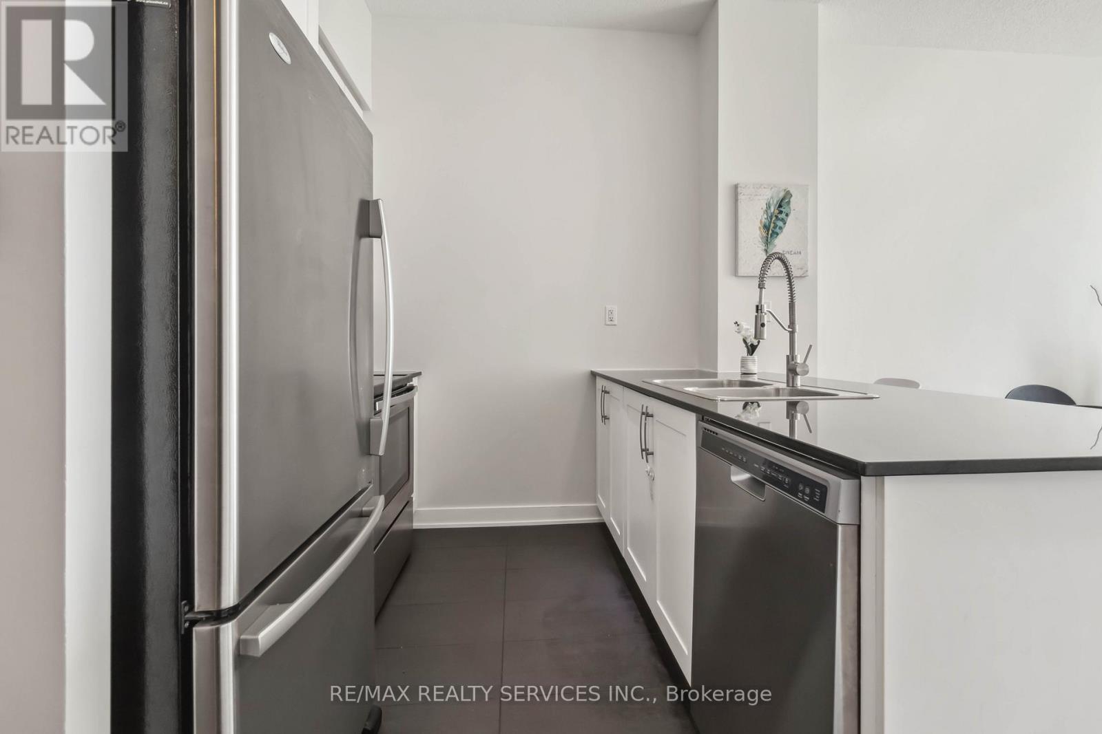 404 - 4065 Brickstone Mews, Mississauga, ON - Indoor Photo Showing Kitchen With Stainless Steel Kitchen