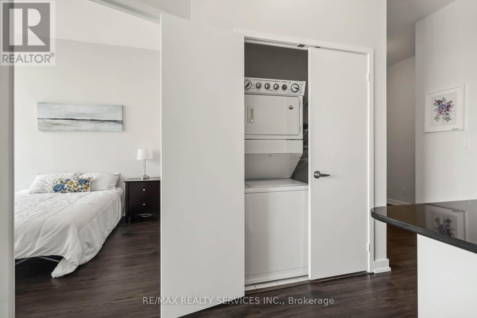 404 - 4065 Brickstone Mews, Mississauga, ON - Indoor Photo Showing Laundry Room