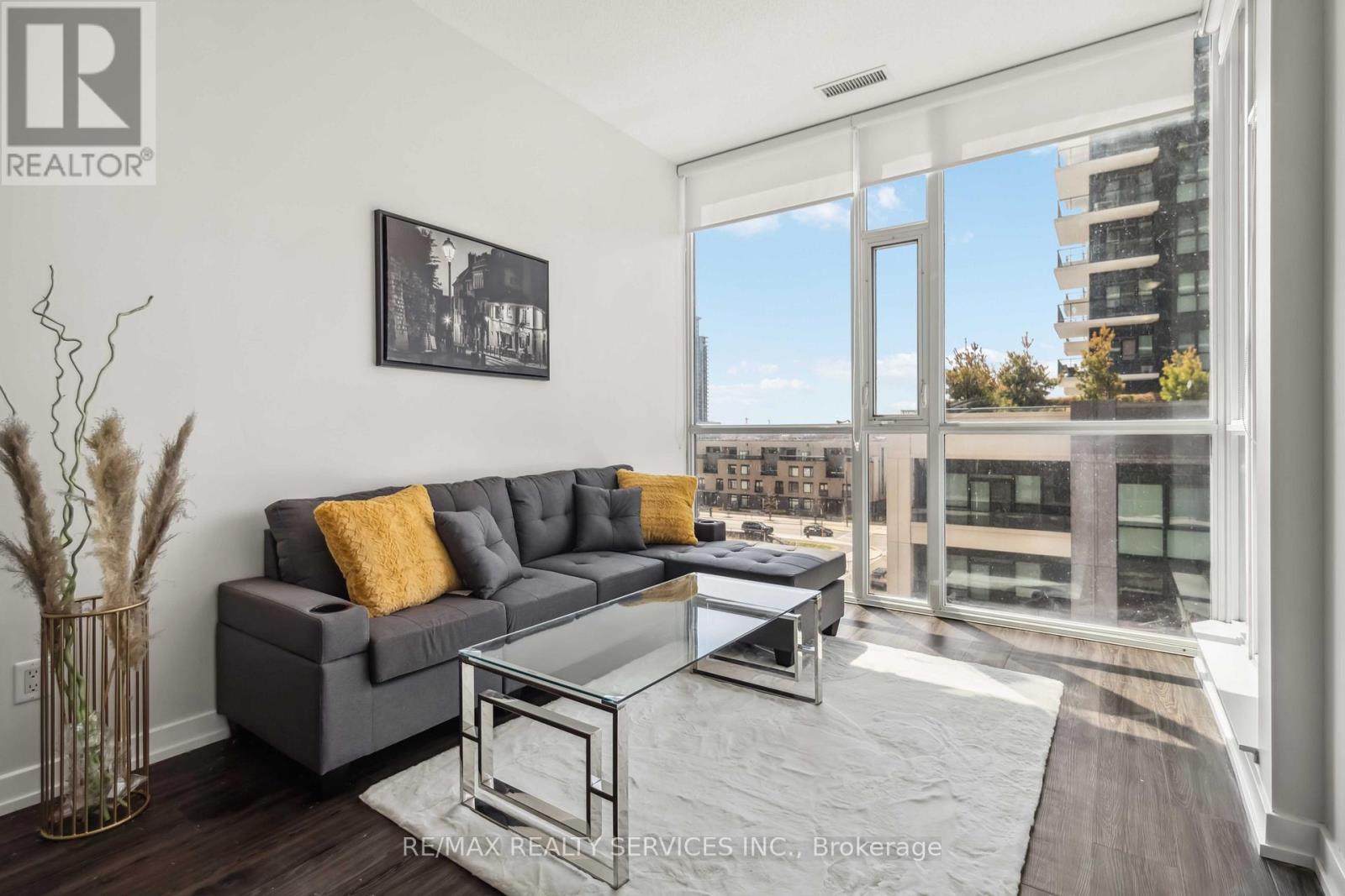 404 - 4065 Brickstone Mews, Mississauga, ON - Indoor Photo Showing Living Room