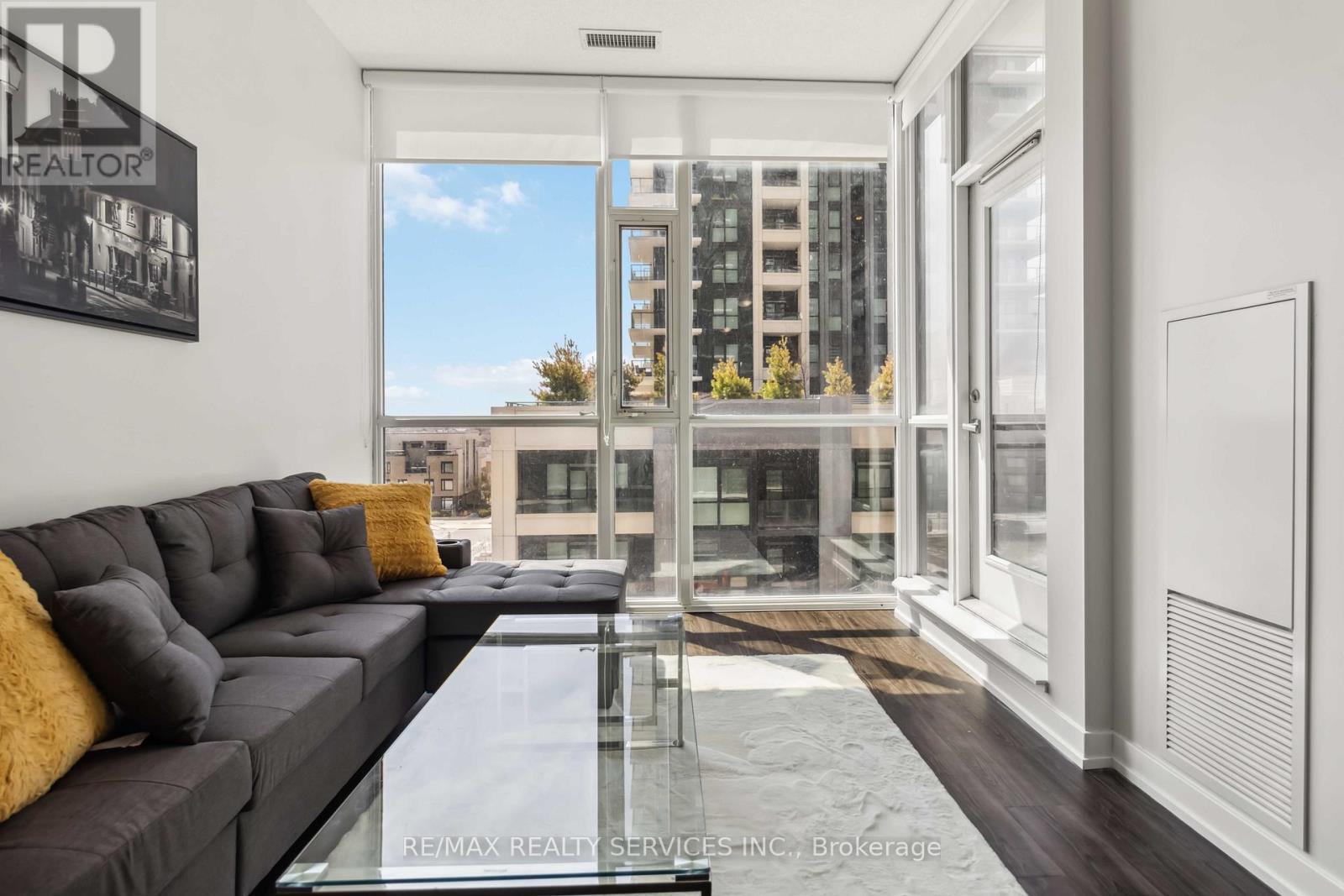 404 - 4065 Brickstone Mews, Mississauga, ON - Indoor Photo Showing Living Room