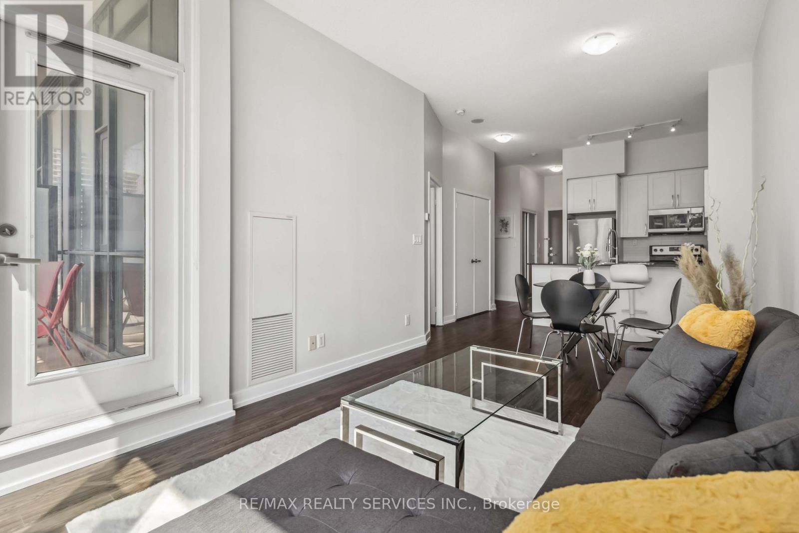 404 - 4065 Brickstone Mews, Mississauga, ON - Indoor Photo Showing Living Room