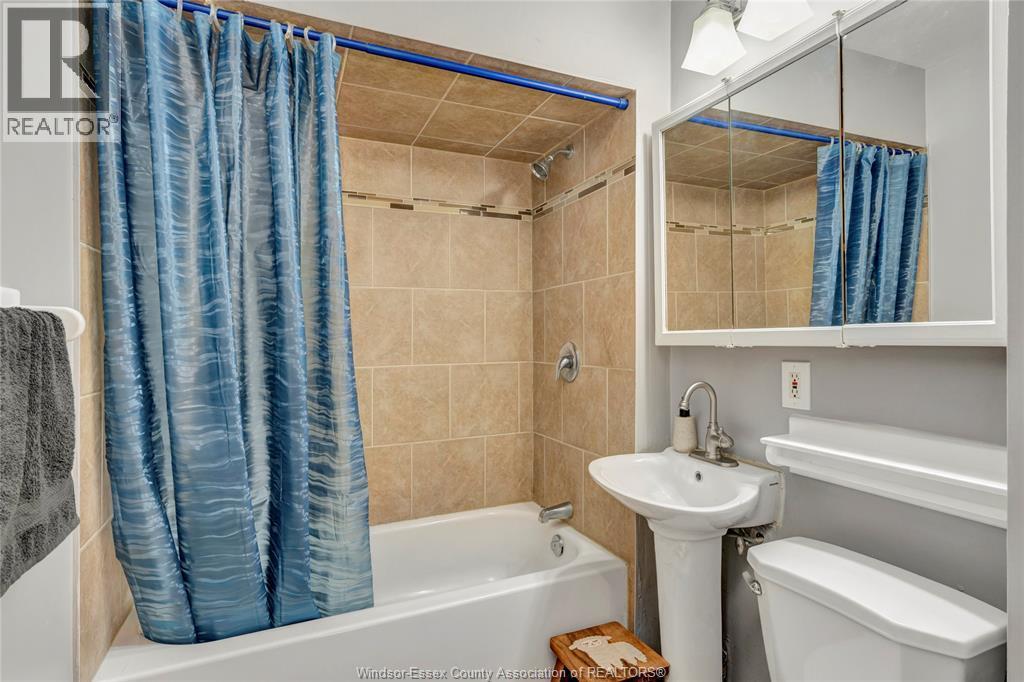 1064 Prince Road, Windsor, ON - Indoor Photo Showing Bathroom