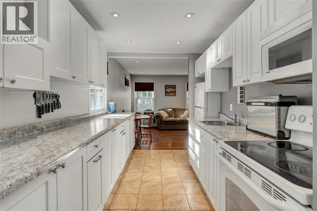 1064 Prince Road, Windsor, ON - Indoor Photo Showing Kitchen