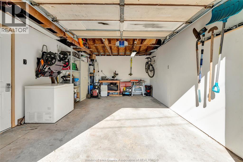 1064 Prince Road, Windsor, ON - Indoor Photo Showing Garage