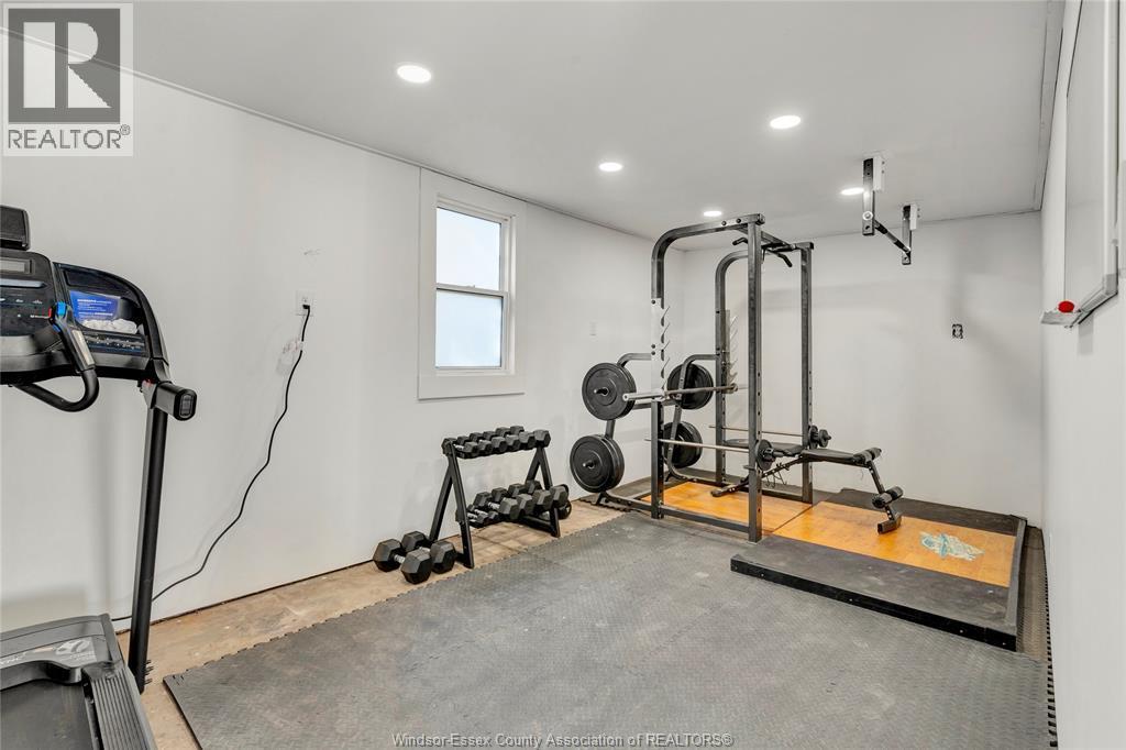 1064 Prince Road, Windsor, ON - Indoor Photo Showing Gym Room
