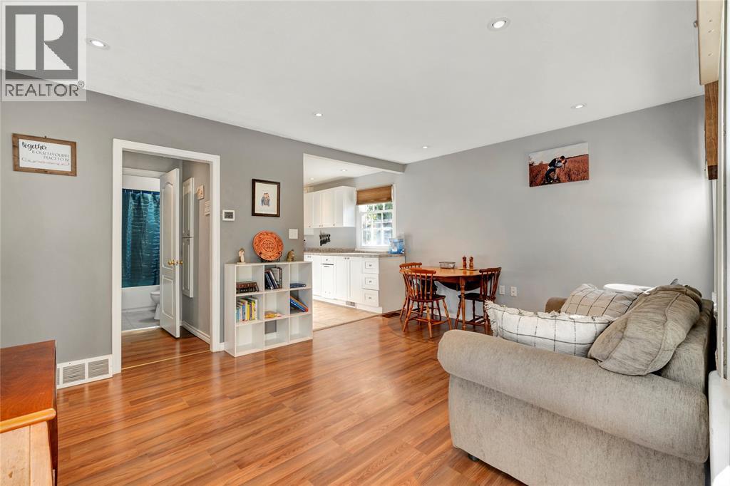 1064 Prince Road, Windsor, ON - Indoor Photo Showing Living Room