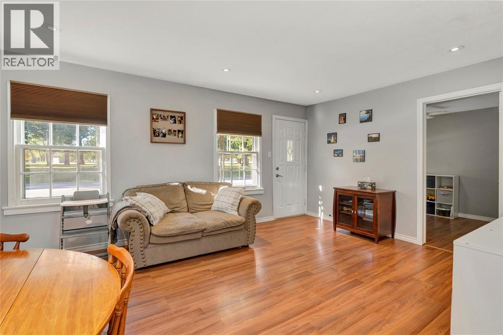 1064 Prince Road, Windsor, ON - Indoor Photo Showing Living Room
