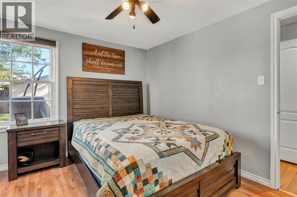 1064 Prince Road, Windsor, ON - Indoor Photo Showing Bedroom