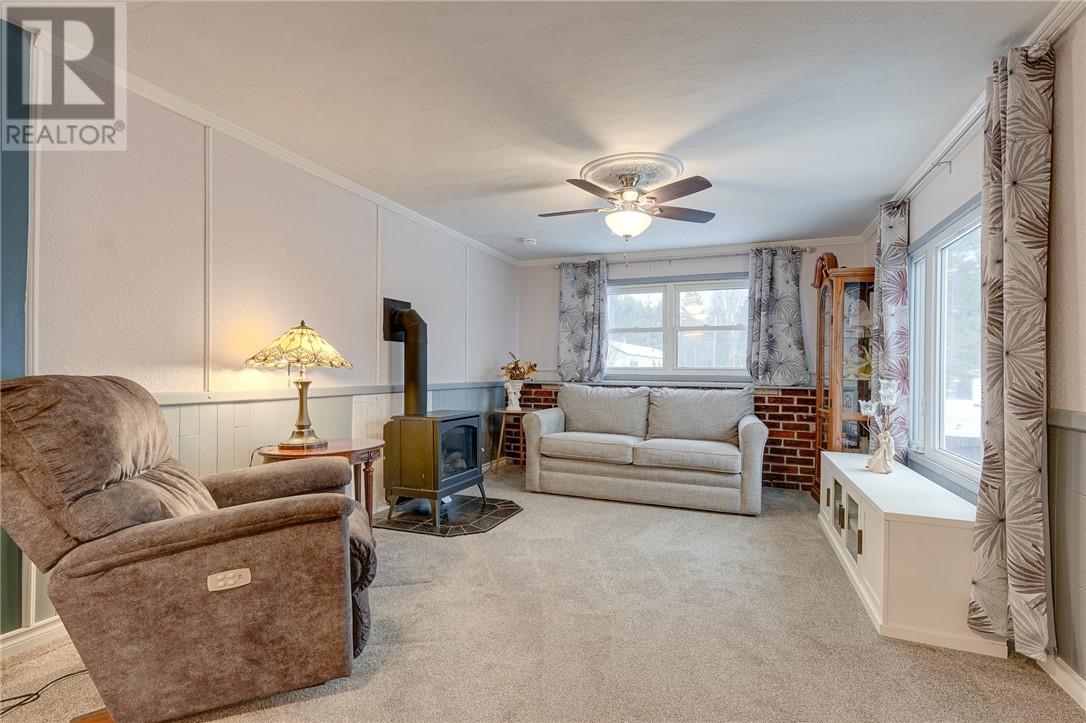 411 Black Lake Road Unit# 15, Lively, ON - Indoor Photo Showing Living Room