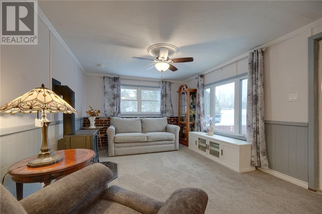 411 Black Lake Road Unit# 15, Lively, ON - Indoor Photo Showing Living Room