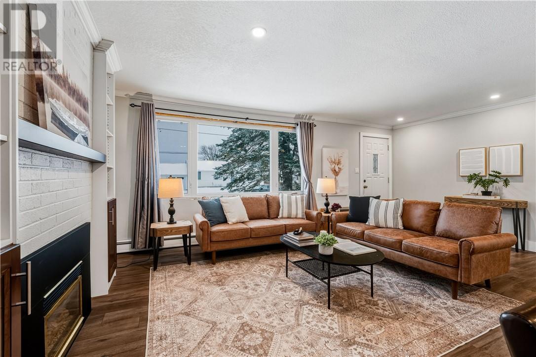 22 Sandra Street, Garson, ON - Indoor Photo Showing Living Room