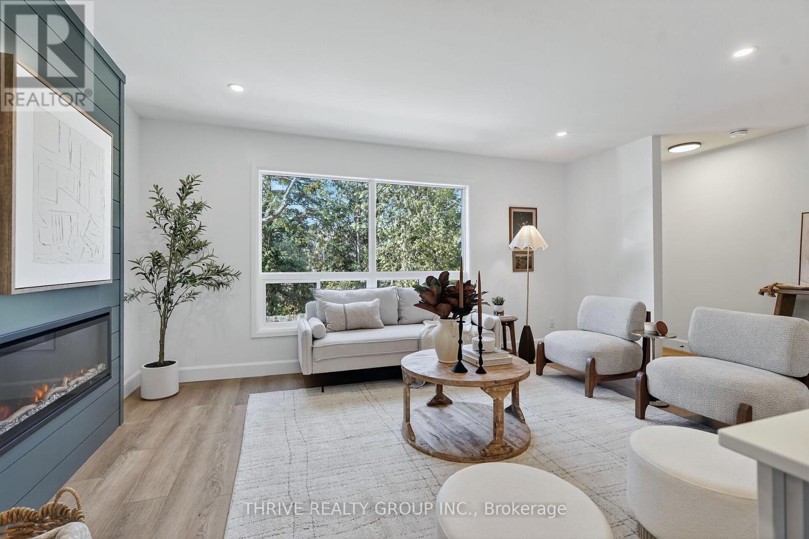 27 - 35 Waterman Avenue, London South (South R), ON - Indoor Photo Showing Living Room With Fireplace