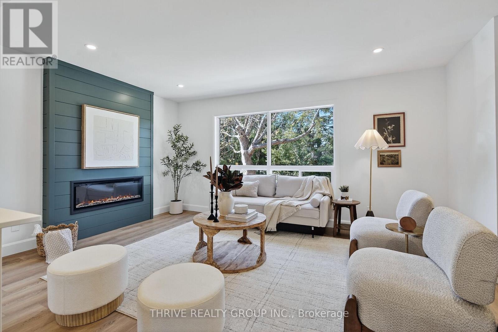 27 - 35 Waterman Avenue, London South (South R), ON - Indoor Photo Showing Living Room With Fireplace