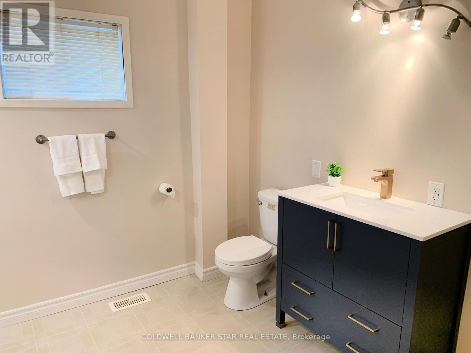 14 Antrim Street, St. Thomas, ON - Indoor Photo Showing Bathroom