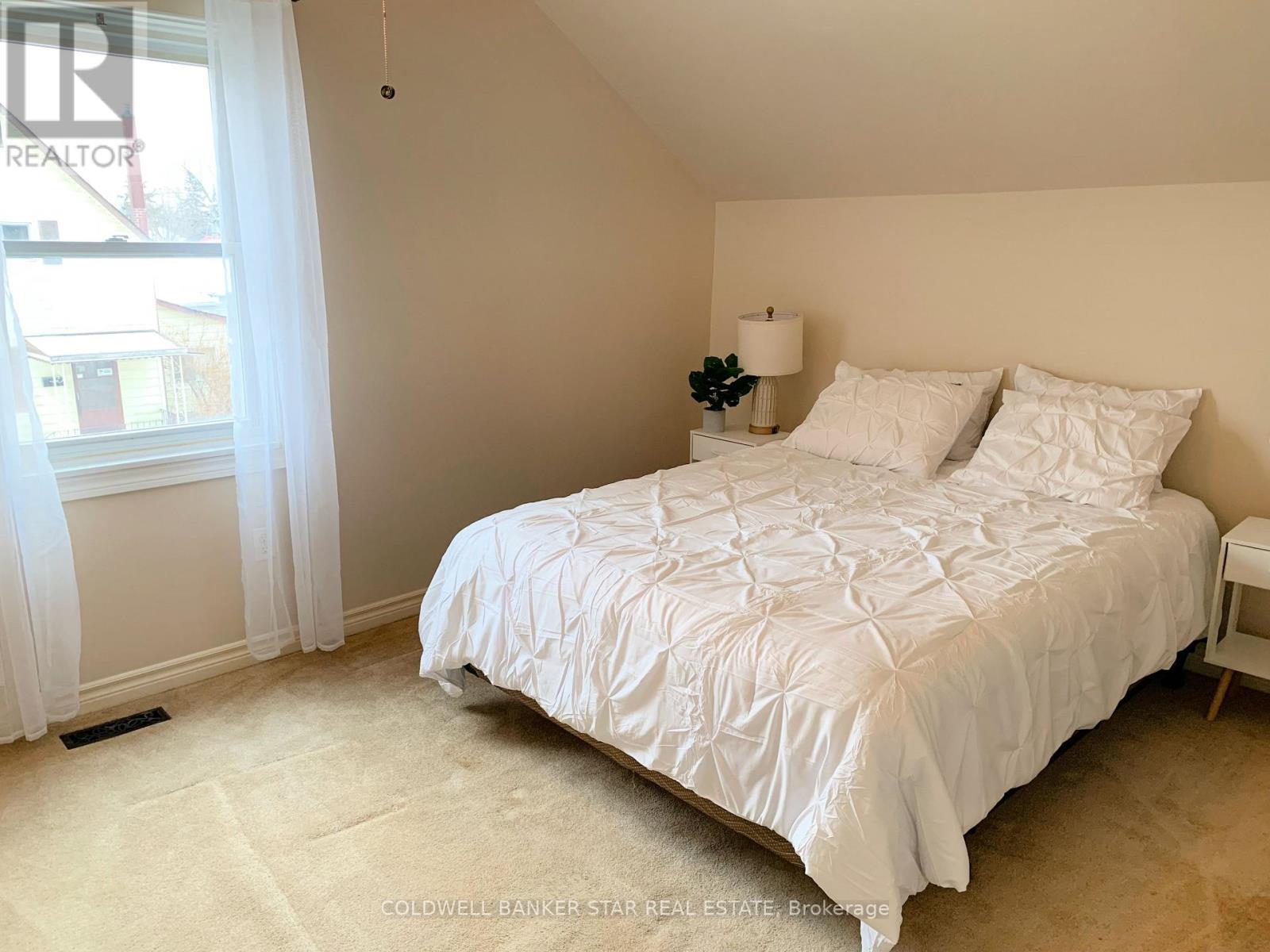 14 Antrim Street, St. Thomas, ON - Indoor Photo Showing Bedroom