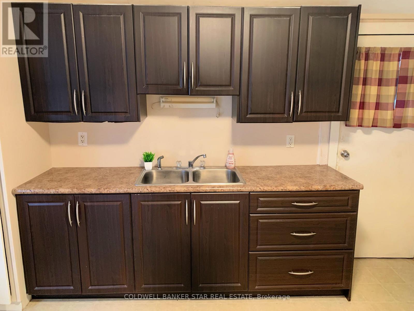 14 Antrim Street, St. Thomas, ON - Indoor Photo Showing Kitchen With Double Sink