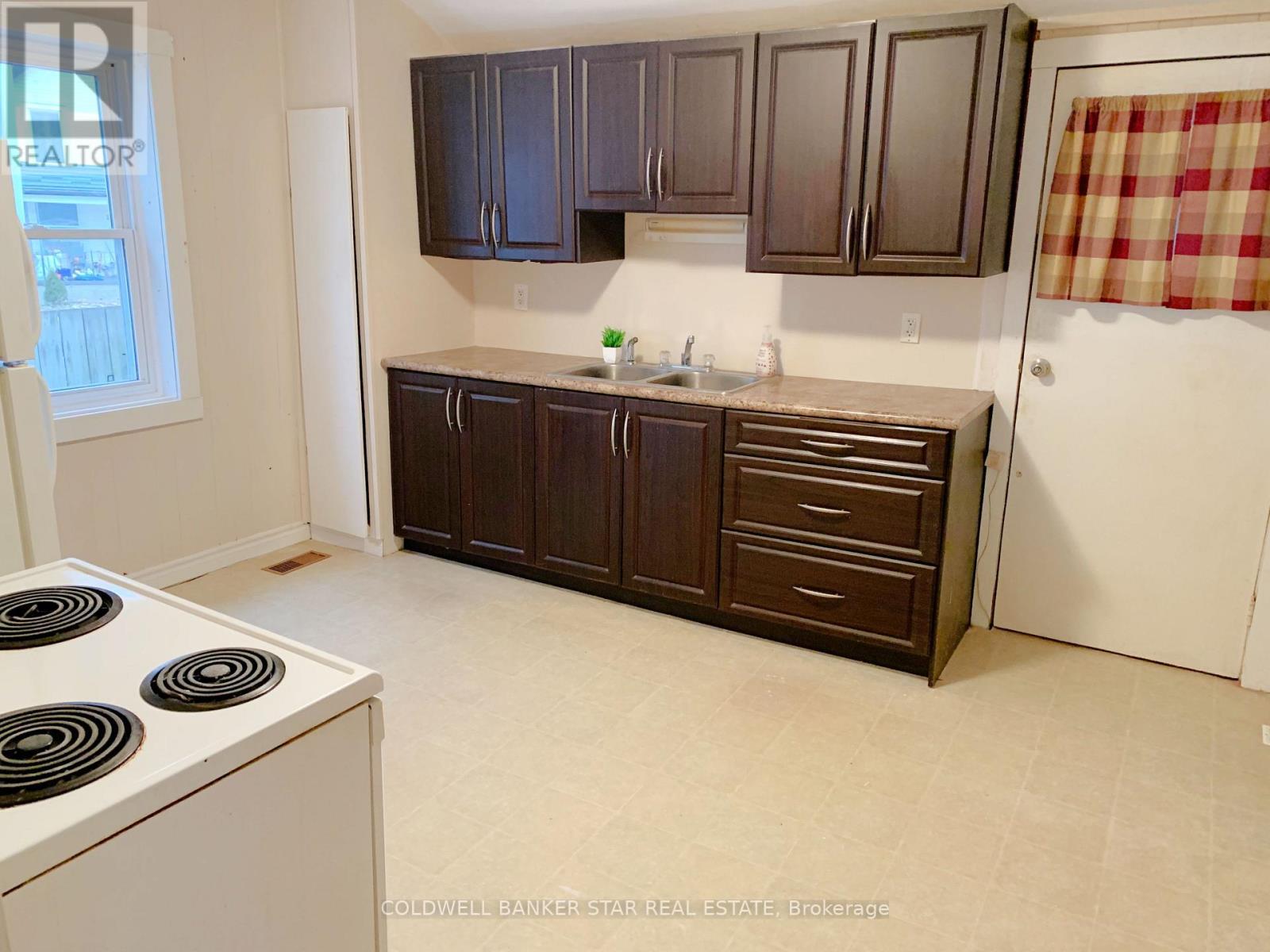 14 Antrim Street, St. Thomas, ON - Indoor Photo Showing Kitchen With Double Sink