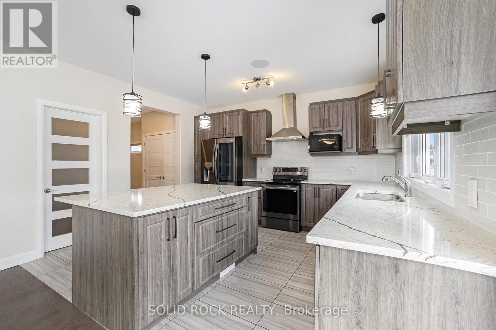 524 Lucent Street, Russell, ON - Indoor Photo Showing Kitchen With Upgraded Kitchen