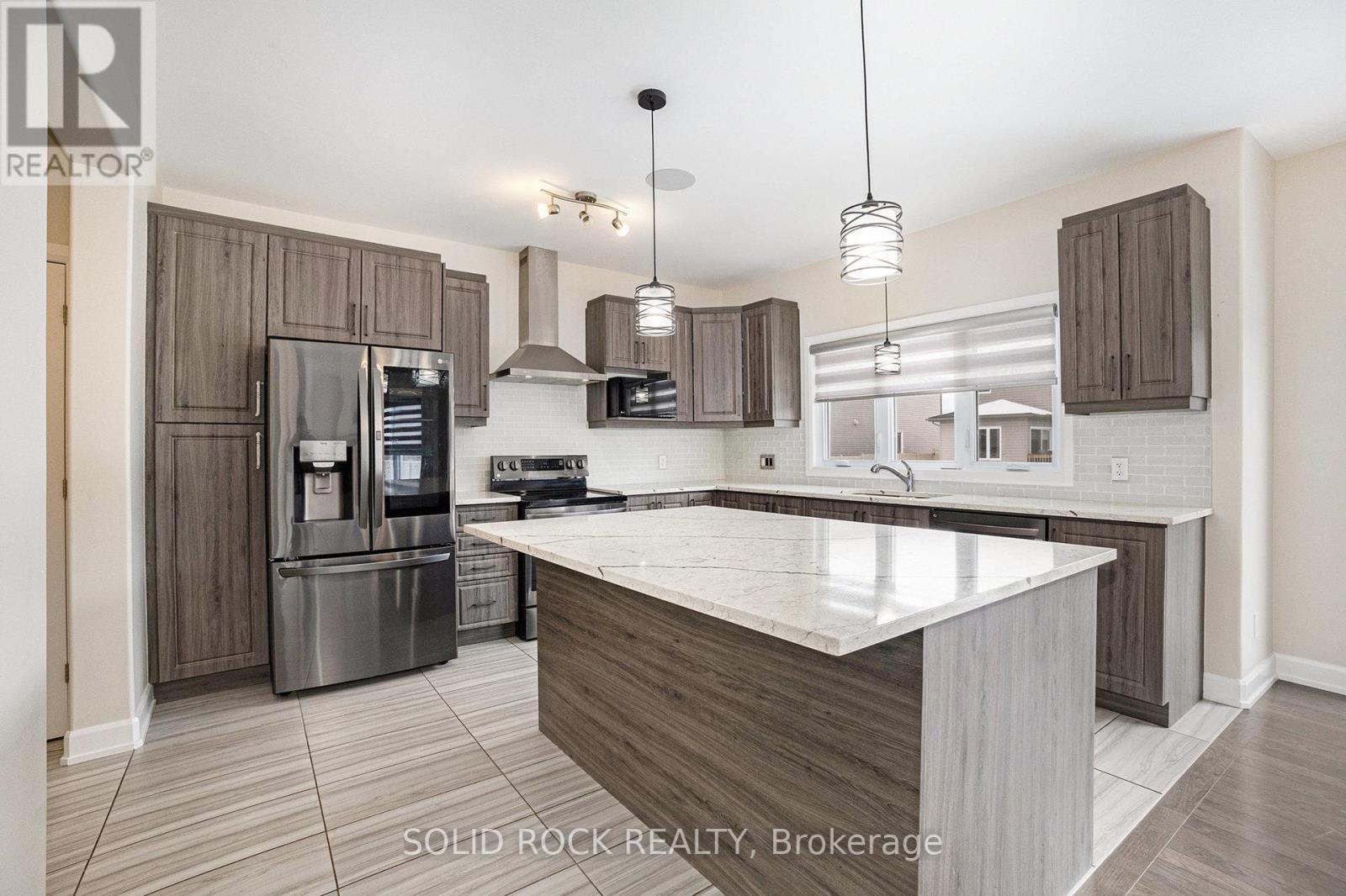 524 Lucent Street, Russell, ON - Indoor Photo Showing Kitchen With Upgraded Kitchen