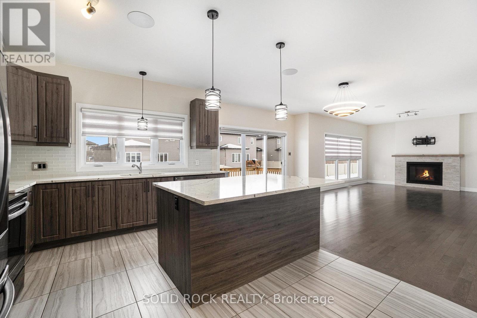 524 Lucent Street, Russell, ON - Indoor Photo Showing Kitchen With Upgraded Kitchen