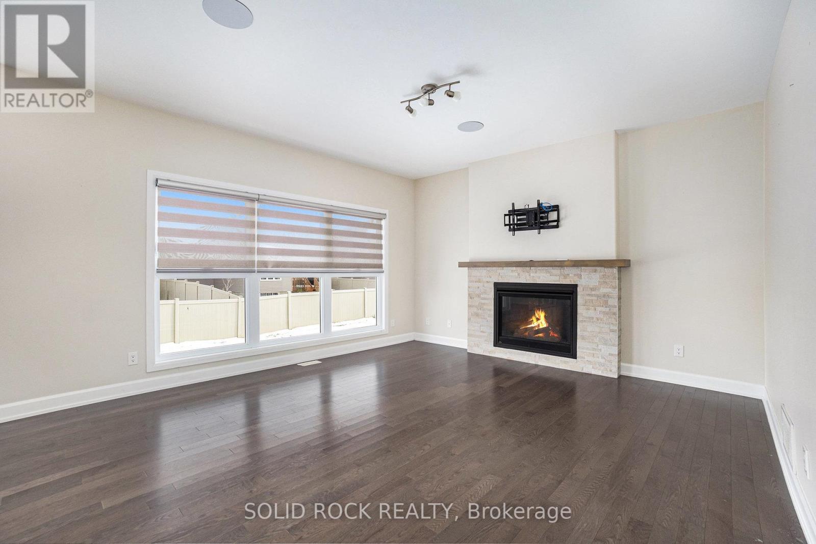 524 Lucent Street, Russell, ON - Indoor Photo Showing Living Room With Fireplace