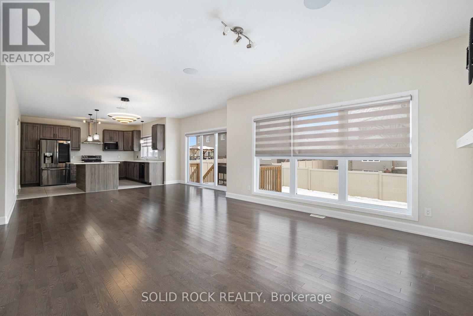 524 Lucent Street, Russell, ON - Indoor Photo Showing Living Room