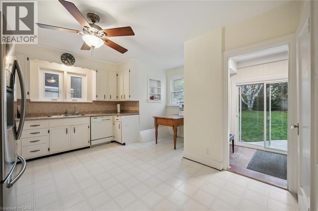 92 Borden Avenue N, Kitchener, ON - Indoor Photo Showing Kitchen