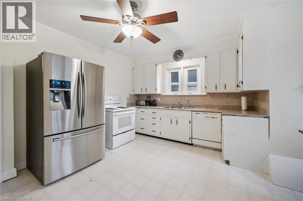 92 Borden Avenue N, Kitchener, ON - Indoor Photo Showing Kitchen