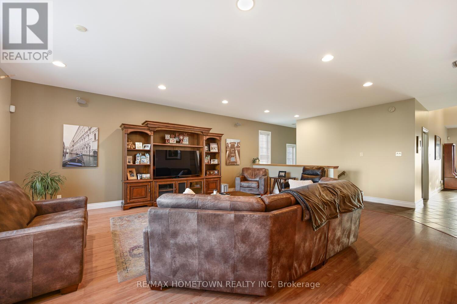 1337 Cuthbertson Avenue, Brockville, ON - Indoor Photo Showing Living Room