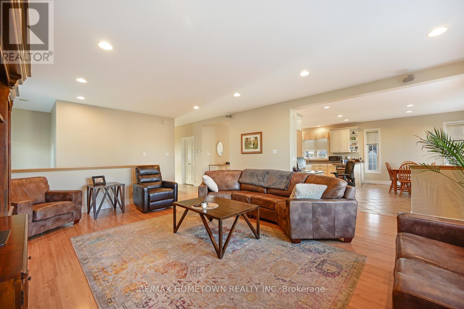 1337 Cuthbertson Avenue, Brockville, ON - Indoor Photo Showing Living Room