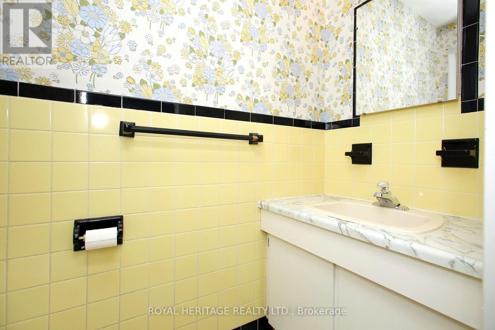 65 Bennett Road, Toronto, ON - Indoor Photo Showing Bathroom