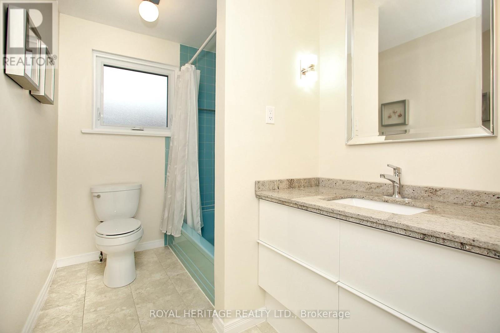 65 Bennett Road, Toronto, ON - Indoor Photo Showing Bathroom