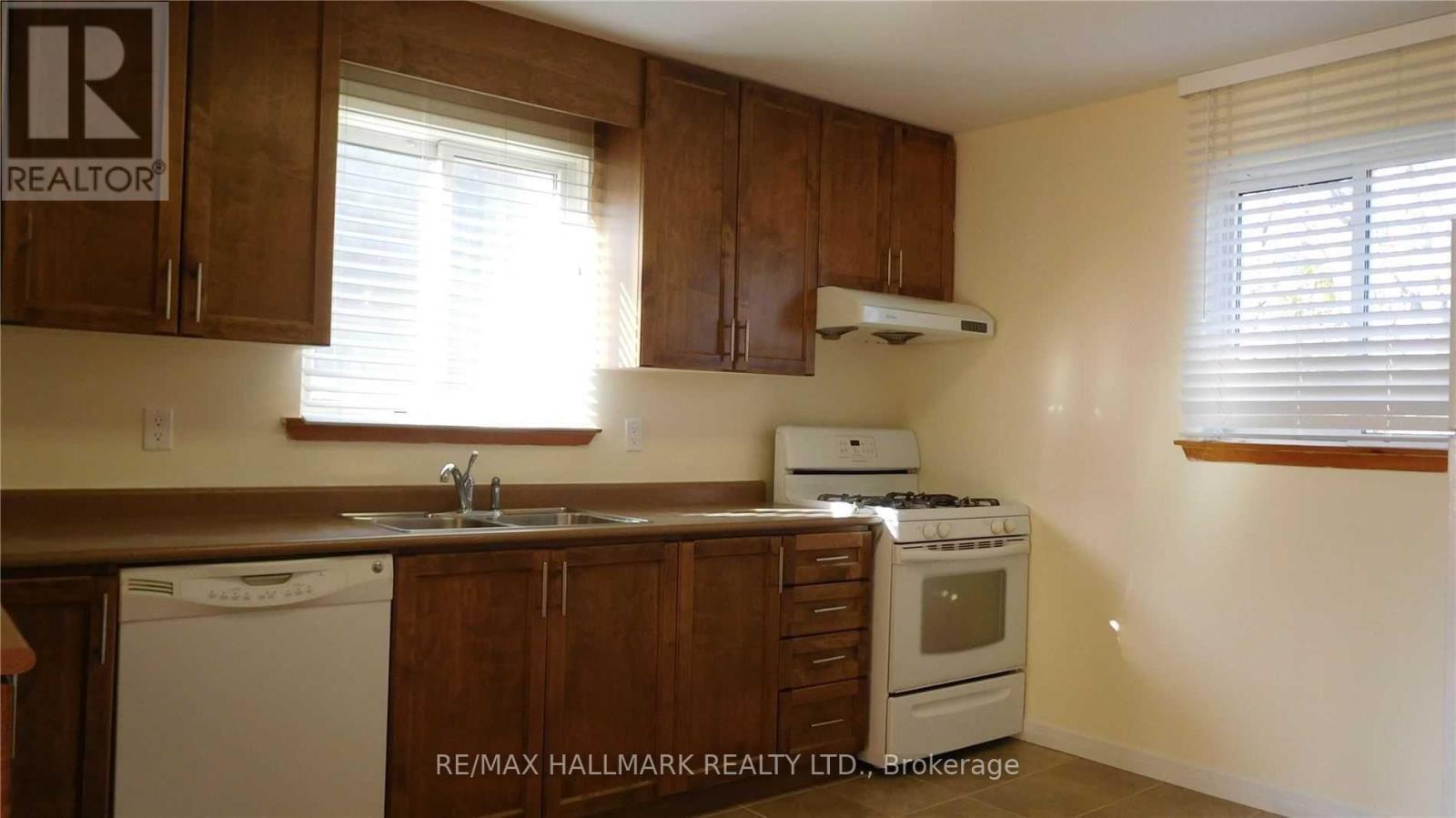 22 Springhead Gardens, Richmond Hill, ON - Indoor Photo Showing Kitchen With Double Sink