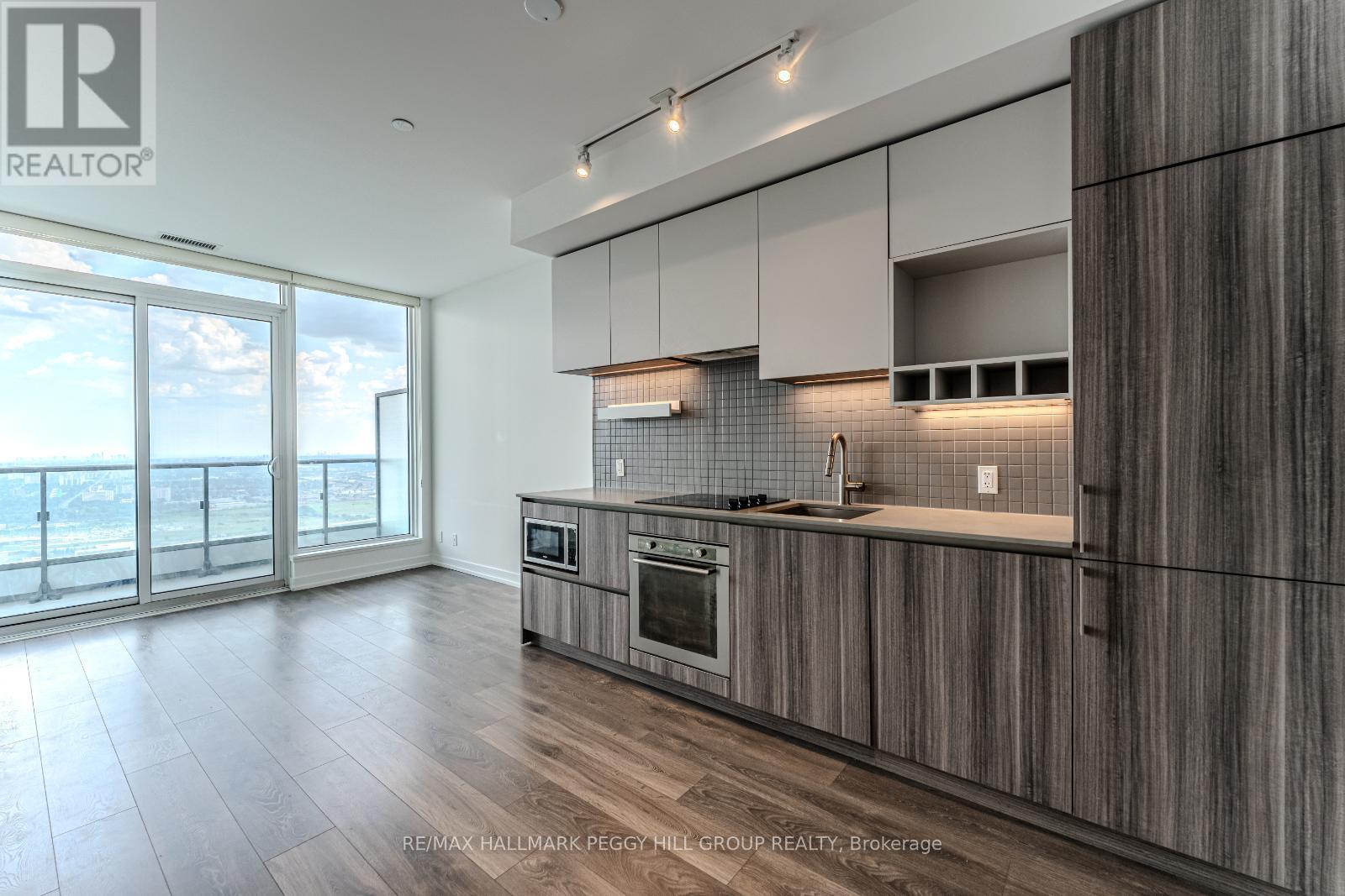 Ph05 - 5 Buttermill Avenue, Vaughan, ON - Indoor Photo Showing Kitchen With Upgraded Kitchen