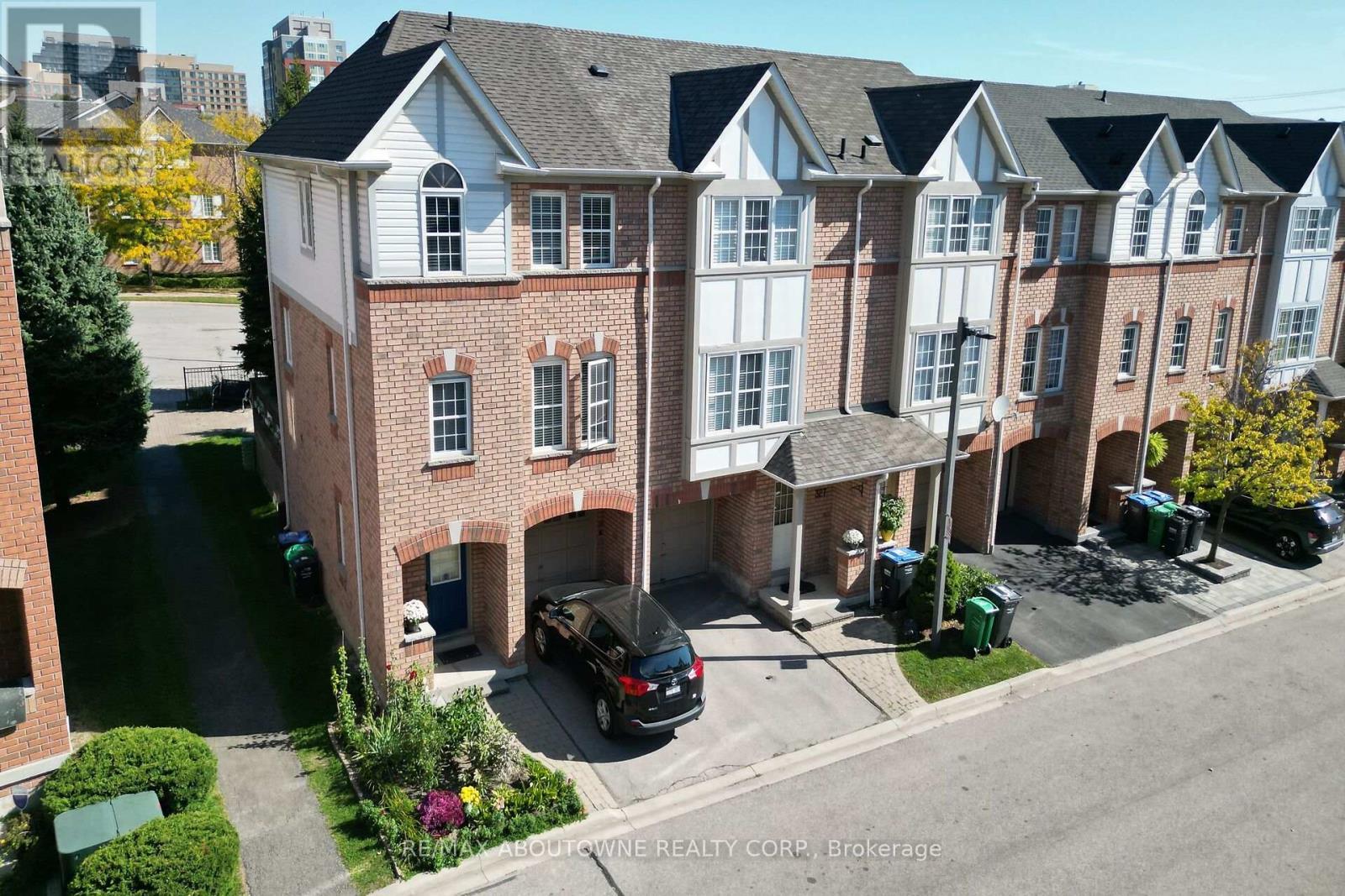 327 - 3030 Breakwater Court, Mississauga, ON - Outdoor With Facade