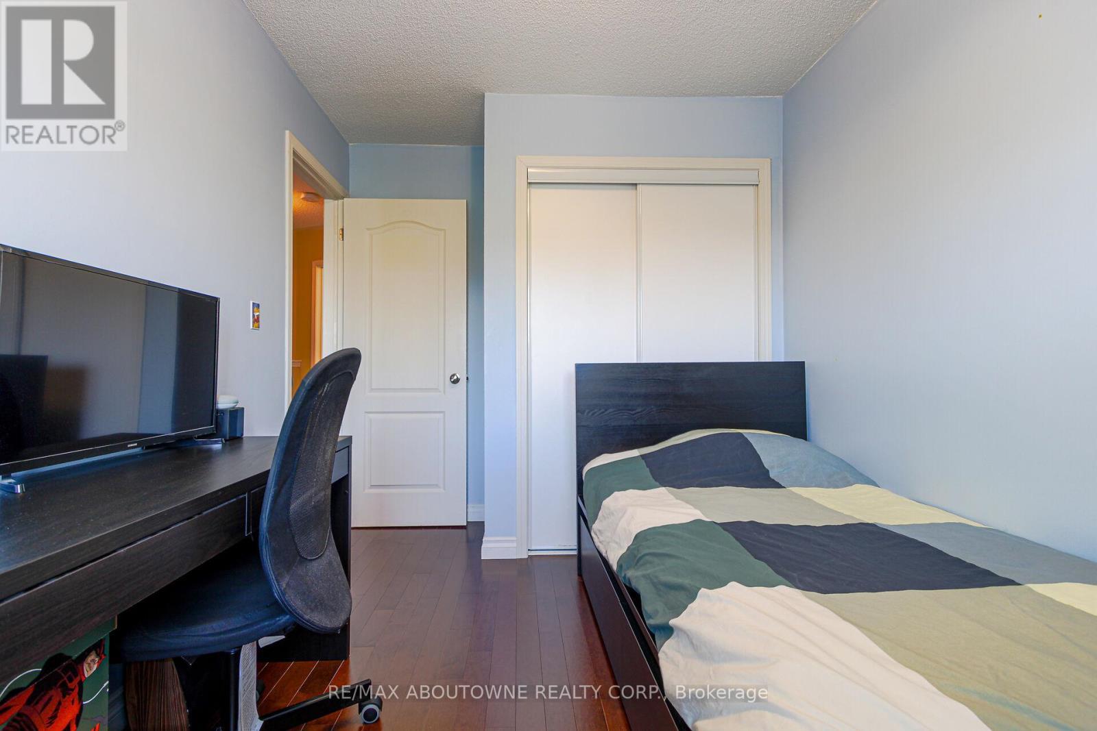 327 - 3030 Breakwater Court, Mississauga, ON - Indoor Photo Showing Bedroom