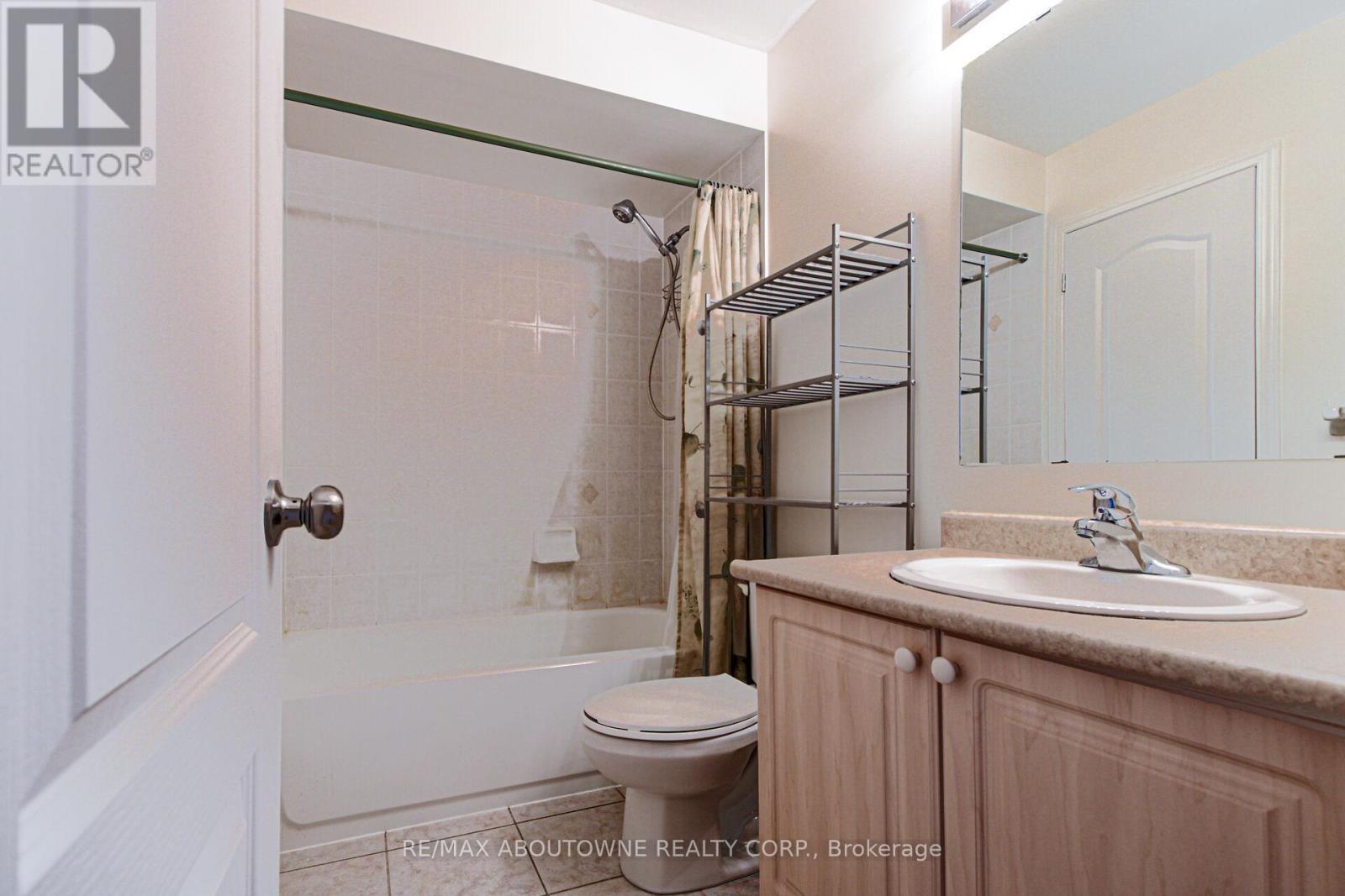 327 - 3030 Breakwater Court, Mississauga, ON - Indoor Photo Showing Bathroom