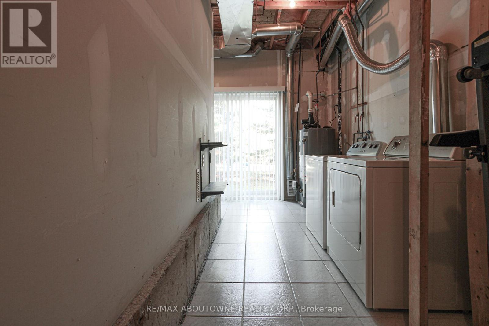 327 - 3030 Breakwater Court, Mississauga, ON - Indoor Photo Showing Laundry Room