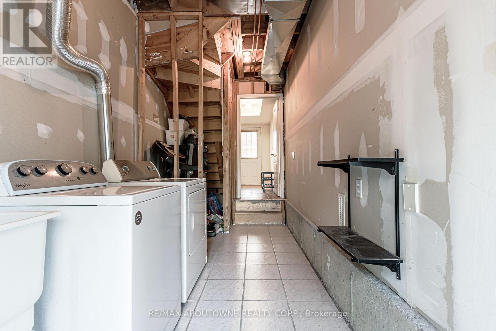 327 - 3030 Breakwater Court, Mississauga, ON - Indoor Photo Showing Laundry Room