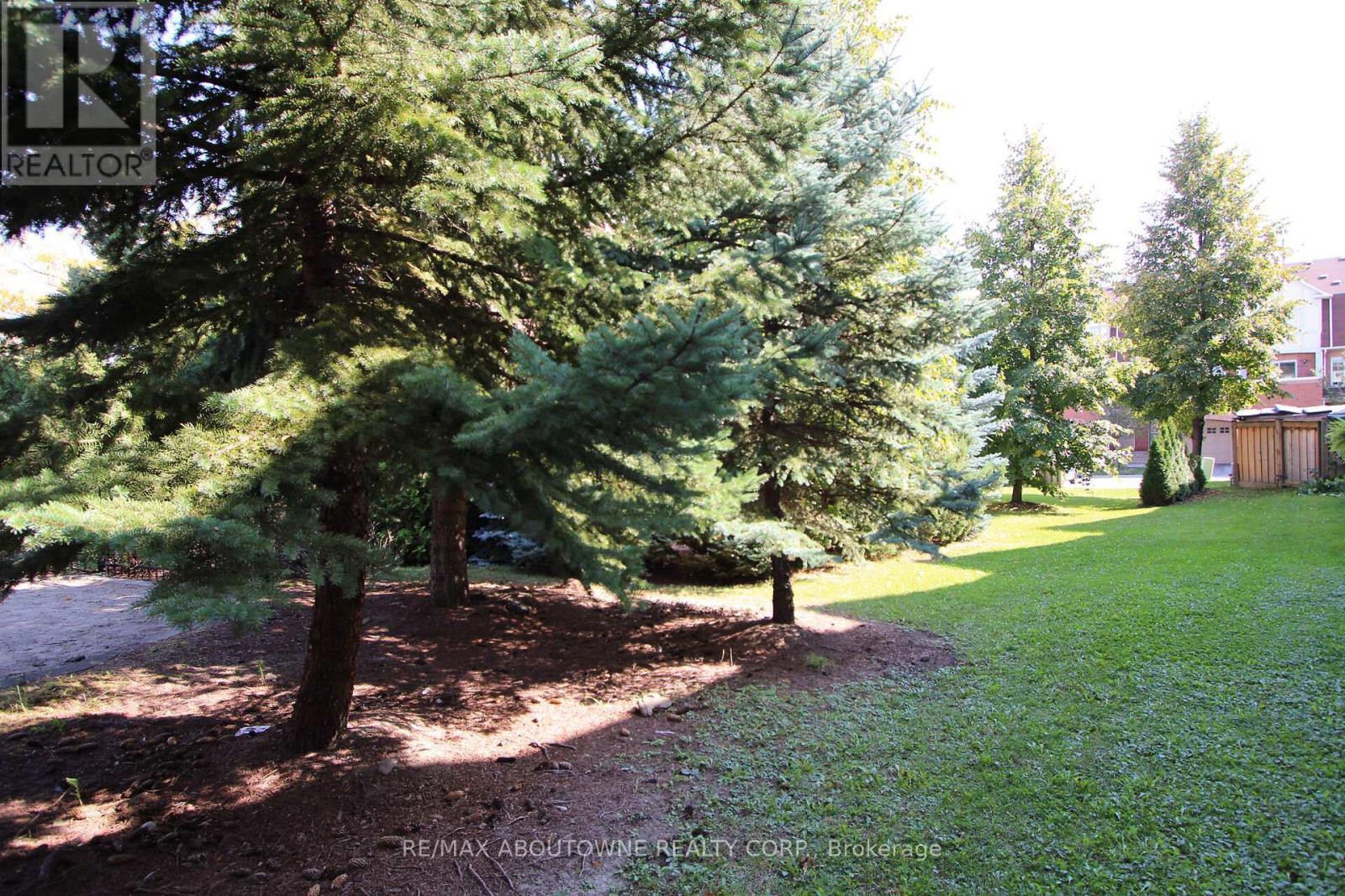 327 - 3030 Breakwater Court, Mississauga, ON - Outdoor