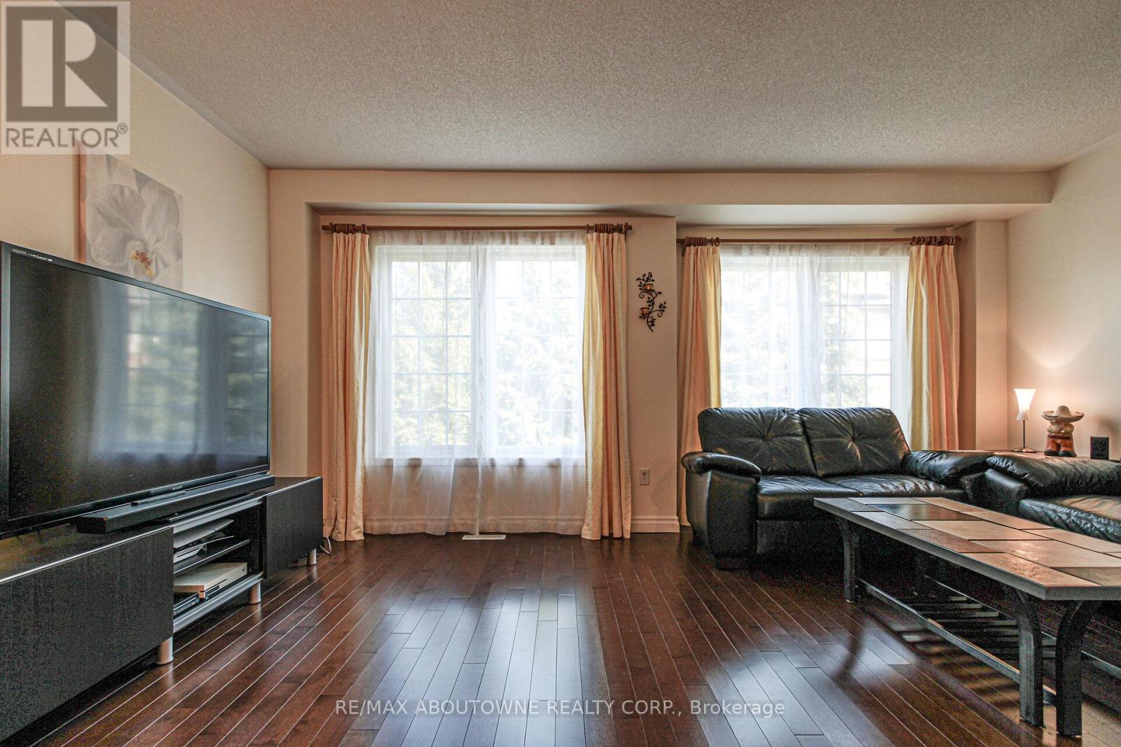327 - 3030 Breakwater Court, Mississauga, ON - Indoor Photo Showing Living Room