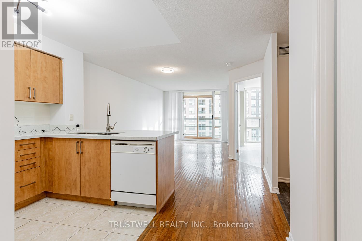 1803 - 503 Beecroft Road, Toronto, ON - Indoor Photo Showing Kitchen