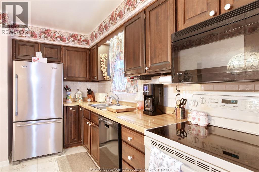 3398 Pineview, Windsor, ON - Indoor Photo Showing Kitchen