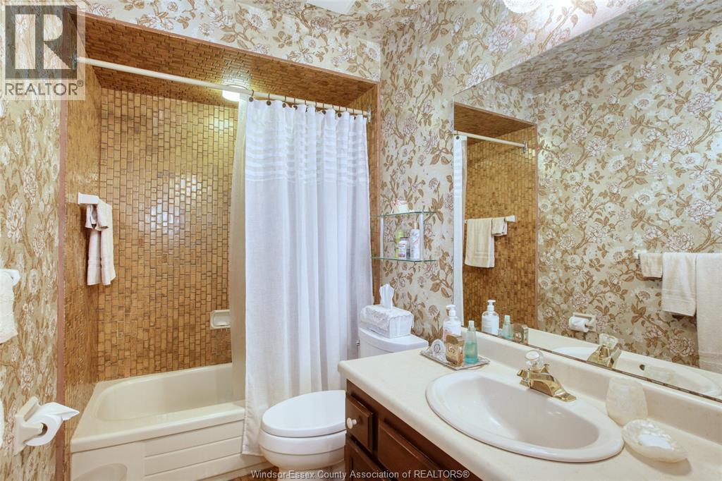 3398 Pineview, Windsor, ON - Indoor Photo Showing Bathroom