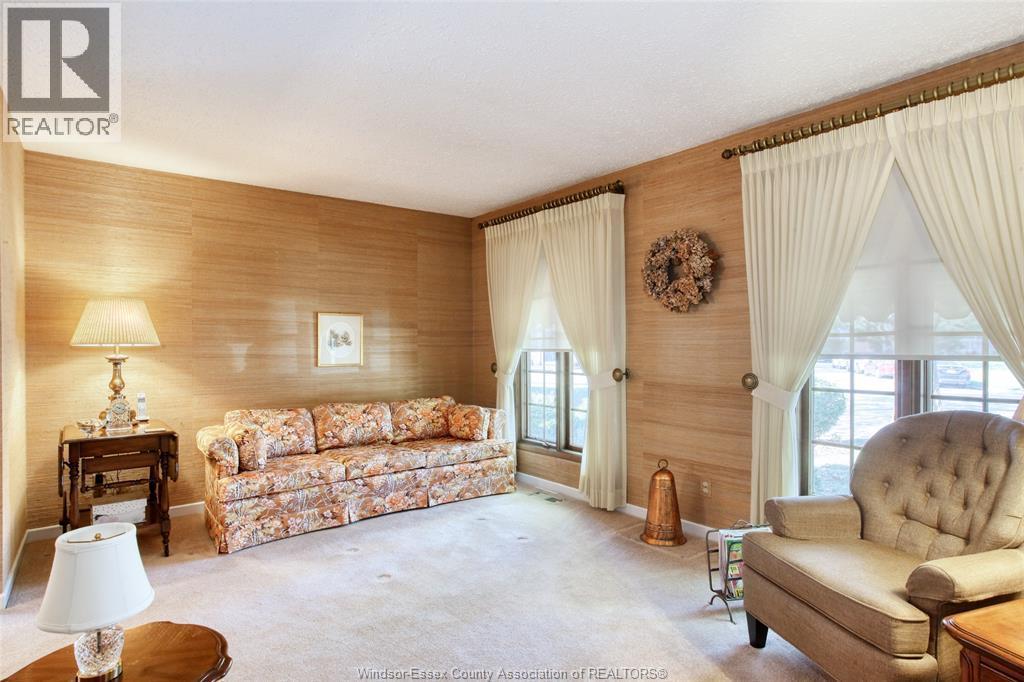 3398 Pineview, Windsor, ON - Indoor Photo Showing Living Room